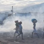 Markttreiben in Portail Leogane, Port-au-Prince. Dieser und andere küstennahe Stadtbezirke gehören zu den ärmsten Gegenden der Hauptstadt und wurden durch das Erdbeben im Jahr 2010 stark zerstört.