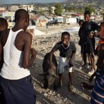 Kinder spielen mit einem Schwein. Cité-de-Dieu, Port-au-Prince.