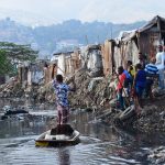 Pendelboot. Cité-de-Dieu, Port-au-Prince.. Das Armutsniveau in diesem und angrenzenden Bezirken ist sehr hoch und Arbeit schwer zu finden.